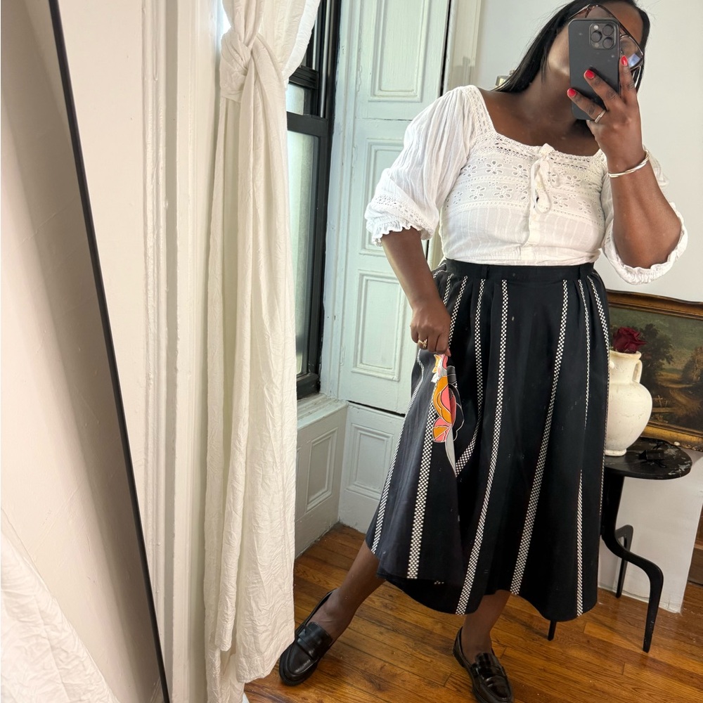 50s Black and white polka dot circle skirt with a large salmon graphic flowers - Picture 5 of 10